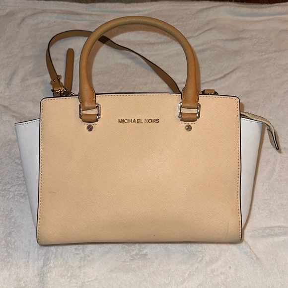 Michael Kors Handbags - Michael Kors crossbody.